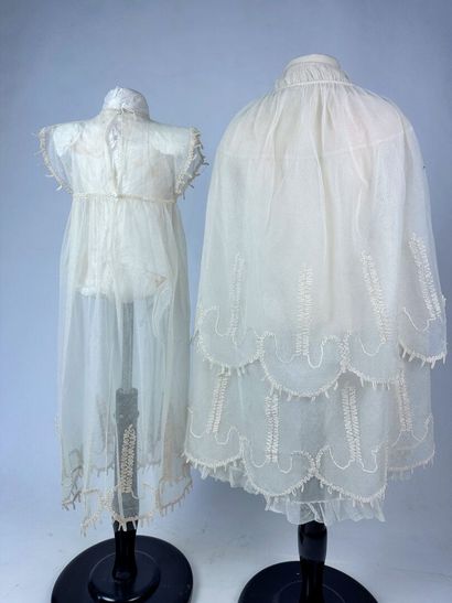 Une robe et cape de cérémonie pour fillette...