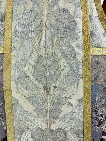Chasuble à la romaine à deux brocarts en...