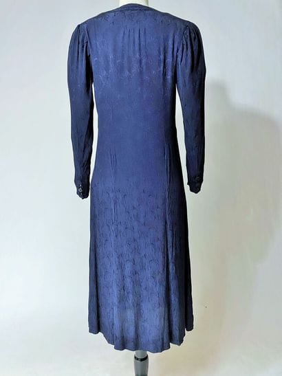 Une robe de cocktail en crêpe façonné Marine...