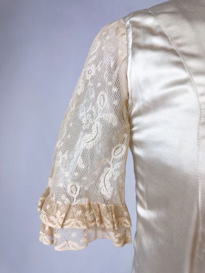 Une robe de style pour la cérémonie en satin...