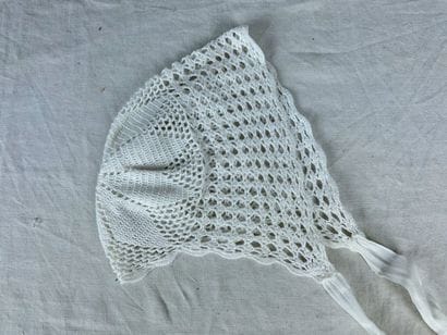 Un ensemble de douze coiffes de jour, charlottes,...