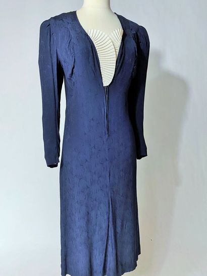 Une robe de cocktail en crêpe façonné Marine...