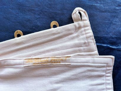Un étonnant corset orthopédique en coutil...