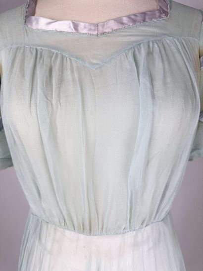 Robe longue pour l'été en crêpeline de soie...