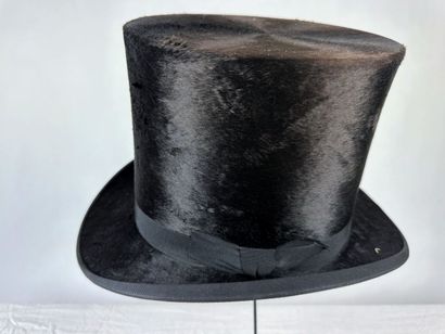 Deux chapeaux haut de forme taupé noir, dont...