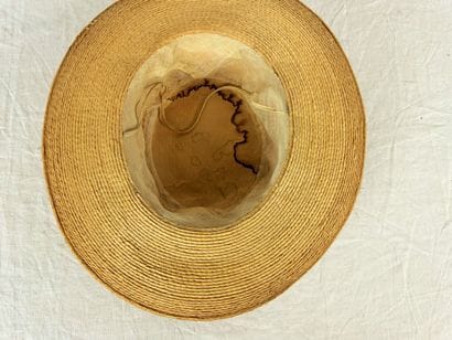 Trois chapeaux de mode en paille jaune pour...
