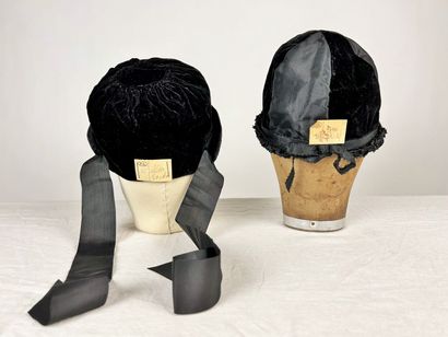 Quatre chapeaux de mode et bibis noir Circa...