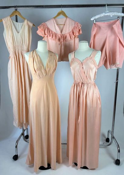Trois robes longues, déshabillés pour le...
