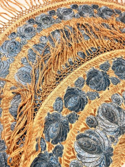 Un nappe ronde brodée, Hongrie, première...