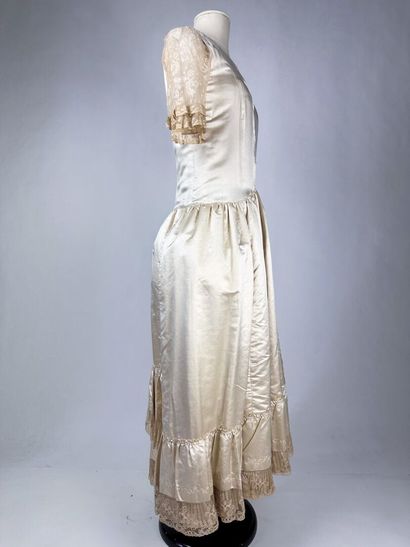 Une robe de style pour la cérémonie en satin...
