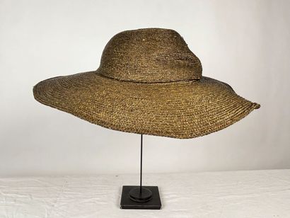 Trois gigantesques chapeaux de mode pour...
