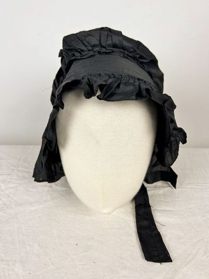 Une série de coiffes noires de deuil et de...