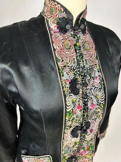 Une veste chinoise en satin duchesse noir...