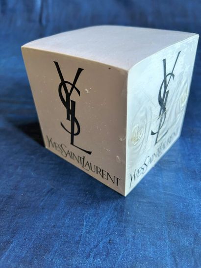 Une plaque en Plexiglass Yves Saint Laurent...