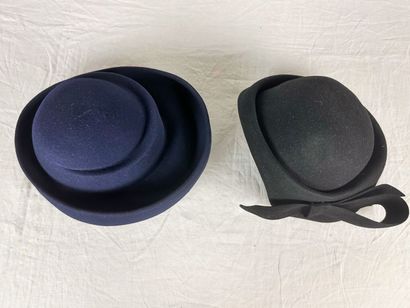 Quatre chapeaux de mode en feutre Circa 1935-1945,...