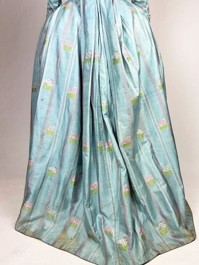 Une robe à la française, manteau et jupe...