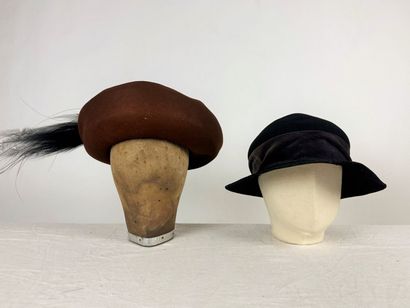 Quatre beaux chapeaux de mode et bibis en...