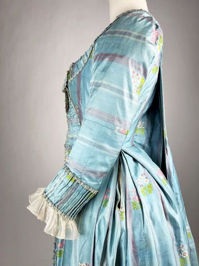 Une robe à la française, manteau et jupe...