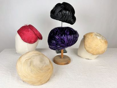Une collection de quatre précieux bibis en...