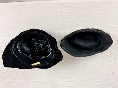 Quatre chapeaux de mode en velours noir pour...