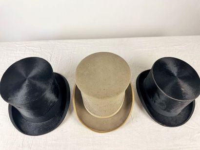 Trois chapeaux haut de forme à bords relevés,...