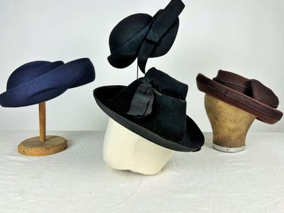 Quatre chapeaux de mode en feutre Circa 1935-1945,...