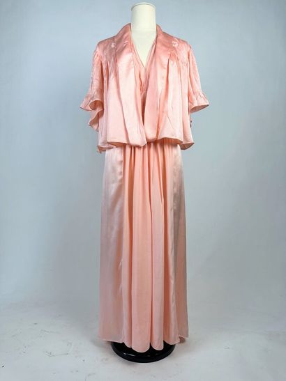 Trois robes longues, déshabillés pour le...