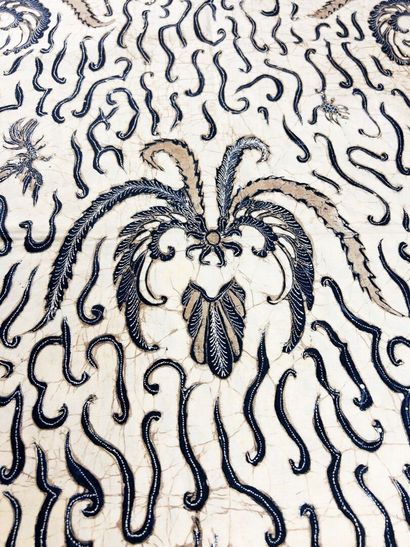 Un grand panneau de Batik fond écru à motifs...