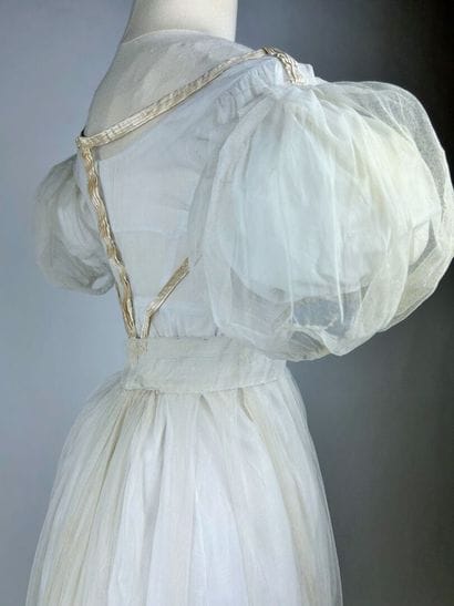 Une robe de bal à manches ballon, période...