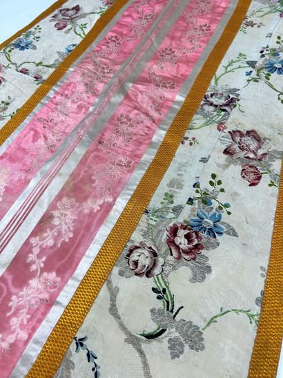 Une chasuble romaine et une châpe pluvial...