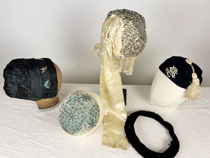 Quatre coiffes, bonnets et bibi Circa 1900-1920,...