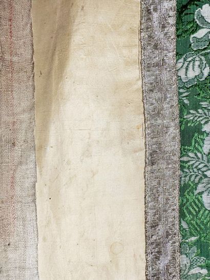 Deux chasubles à la romaine partielles en...