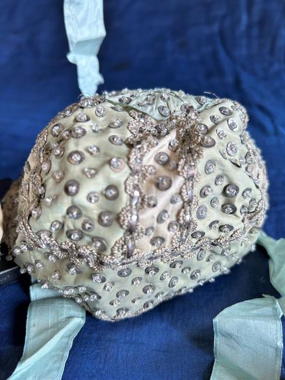 Trois bonnets de cérémonie à clinquants pour...