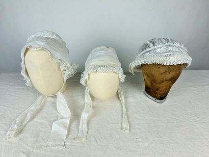 Cinq charlottes et coiffes de jour en broderie...