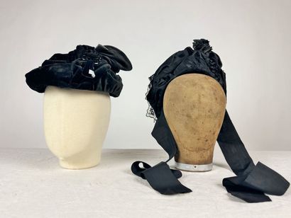 Trois chapeaux et bibi noirs de mode Circa...