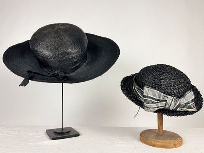 Quatre chapeaux noir de mode pour dame, dont...