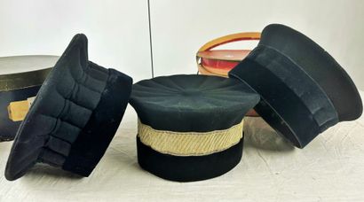 Trois toques de magistrats ou de juges en...