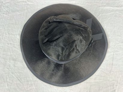 Trois chapeaux de mode en taupe noir peluchée...