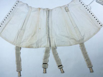Deux corsets baleinés en coutil et quatre...