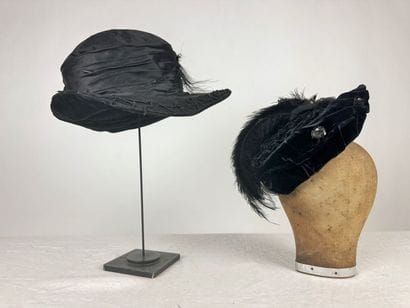 Trois remarquables chapeaux et bibi noirs...