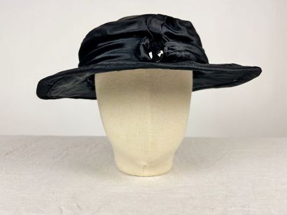 Trois grand chapeaux noir de mode pour dame...
