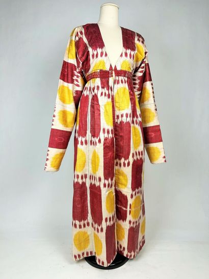 Une robe Chapan en ikat de soie à apprêt...