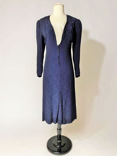 Une robe de cocktail en crêpe façonné Marine...