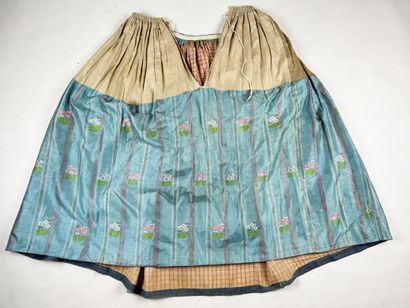 Une robe à la française, manteau et jupe...