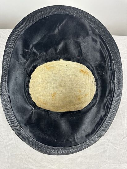 Trois grand chapeaux noir de mode pour dame...