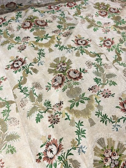 Une chasuble romaine et une châpe pluvial...