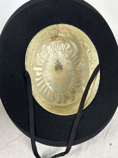 Quatre chapeaux melon en feutre noir, à bords...