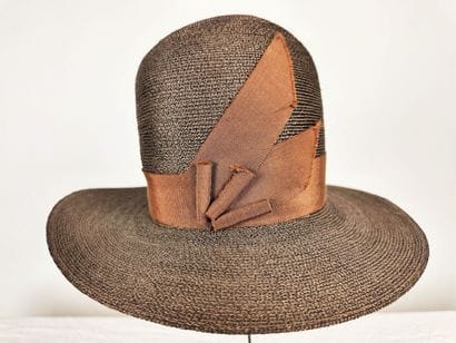 Un chapeau cloche pour dame en paille chataigne...