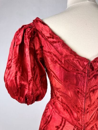 Robe longue pour le soir en satin broché...