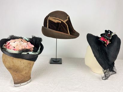 Trois chapeaux de mode pour dame dont une...